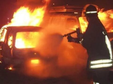 Cronaca: incendia l’auto dell’ex compagna e cerca di speronarla, arrestato 55enne