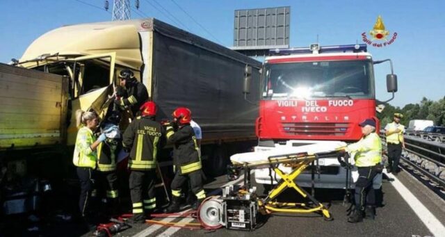 Cronaca: camion si ribalta, due feriti