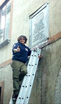 Airola: Laudando ripulisce la lapide dedicata a Carlo Lombardi