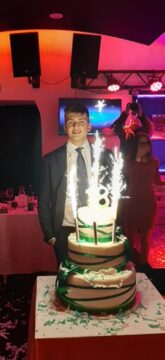 Cervinara: festa spumeggiante per i 18 anni di Andrea Stellato
