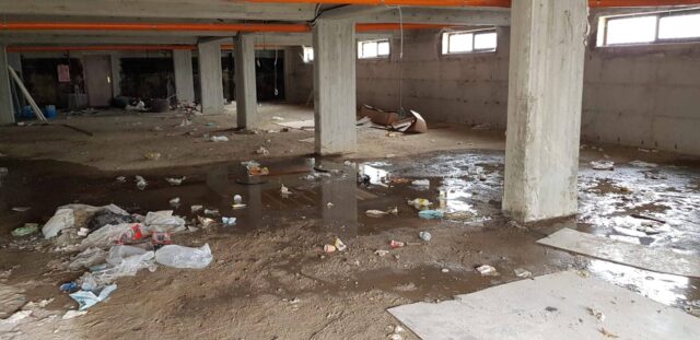 Valle Caudina: detriti, rifiuti ed un cane morto nel garage del 118 di Airola