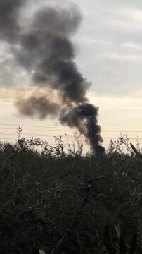 Cronaca: a fuoco uno pneumatico da camion, nube nera ed auto danneggiata