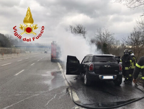 Cronaca: si incendia auto sull’A16, intervengono i Vigili del Fuoco
