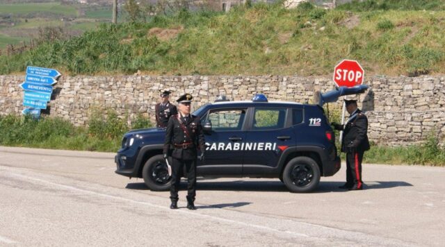 A spasso con l’ascia, 30enne sorpreso dai carabinieri