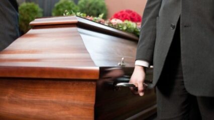 Perseguita una ragazza e le organizza un vero funerale