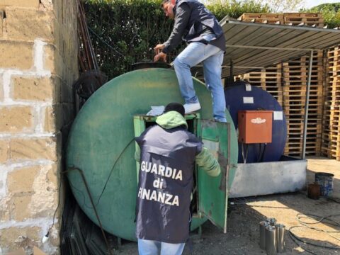Cronaca: blitz della finanza,6mila litri di gasolio illegale nella rimessa lungo l’Appia