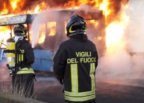 Cronaca: autobus in fiamme lungo la statale