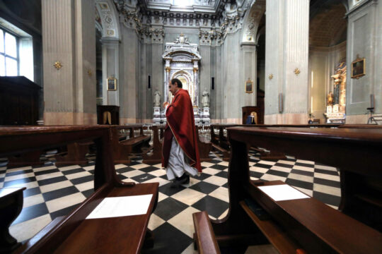 Prete con covid va a veglia funebre e a pranzo: contagiate decine di sacerdoti e fedeli