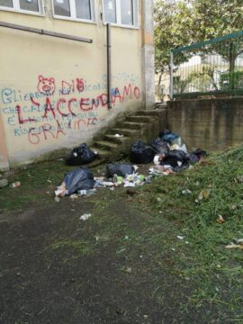 Bucciano: abbadono di rifiuti dietro il comune