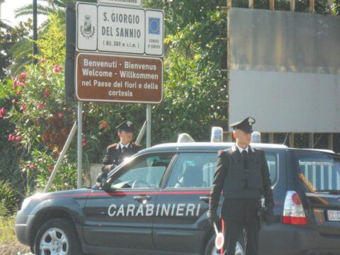 Cronaca: violenta la moglie, arrestato dai carabinieri allertati dalla figlia