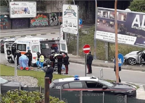 Cronaca: per sfuggire ai carabinieri si schiantano contro un cartellone