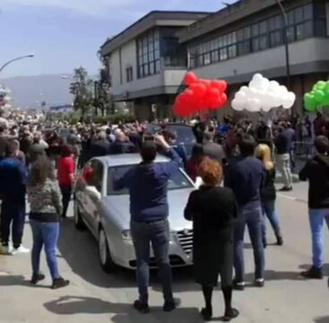 Coronavirus: follia ai funerali del sindaco di Saviano, centinaia di persone in strada