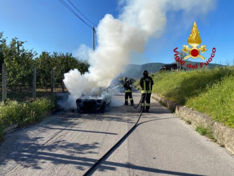 Cronaca: in fiamme un’auto, in azione i vigili del fuoco