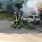 Cronaca: auto avvolta dalle fiamme, i vigili del fuoco mettono in salvo il conducente