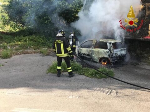 Cronaca: auto avvolta dalle fiamme, i vigili del fuoco mettono in salvo il conducente