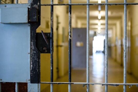 Carceri: Avellino, bloccato pacco con 25 telefonini