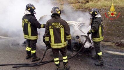 Valle Caudina: si incendia l'auto, brutta avventura per una famiglia di Airola