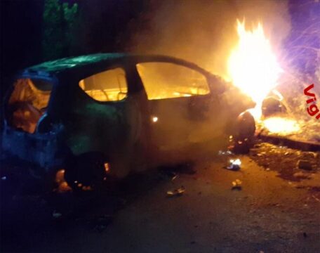 Rotondi: attentato nella notte, brucia l’auto di una donna