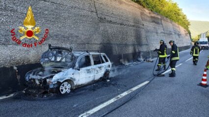 Autostrada A16: auto distrutta da un incendio, salvo il guidatore