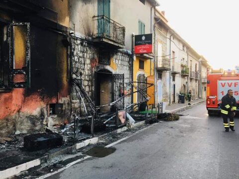 Una ferita sanguinante, la condanna del sindaco per l’incendio del bar a San Martino