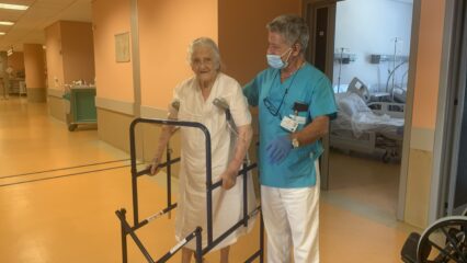 Nonna Iolanda a 101 anni sconfigge la frattura al femore e torna a casa sulle proprie gambe