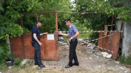 Sorpresi dai carabinieri mentre abbandonano un carico di rifiuti