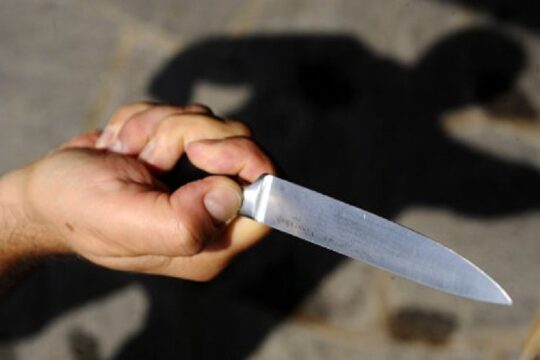 Sangue e coltelli a Cervinara, la polizia blocca il feritore