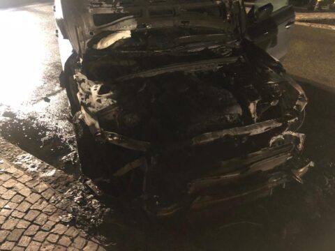 Auto in fiamme nella notte a  Montesarchio