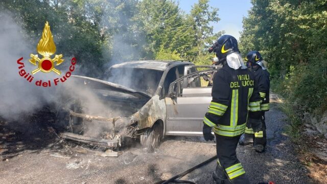 Il fuoco distrugge un’auto, guidatore sotto shock