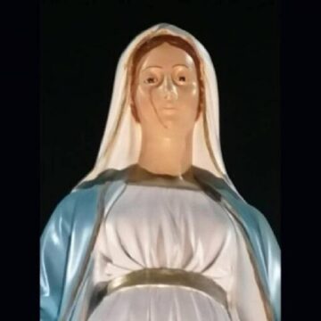 La statua della Madonna «lacrima» sangue