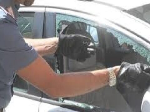 Bimbo intrappolato nell’auto, rompe il vetro per salvarlo