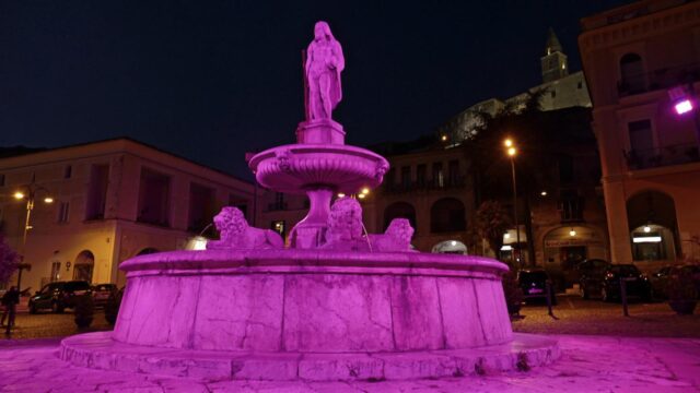 La fontana di Ercole a Montesarchio si tinge di rosa