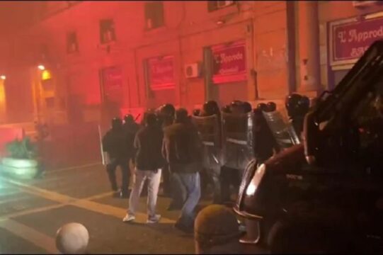 Napoli si ribella a De Luca, incidenti nella notte