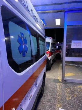 File di ambulanze davanti agli ospedali, sanità al collasso in Campania