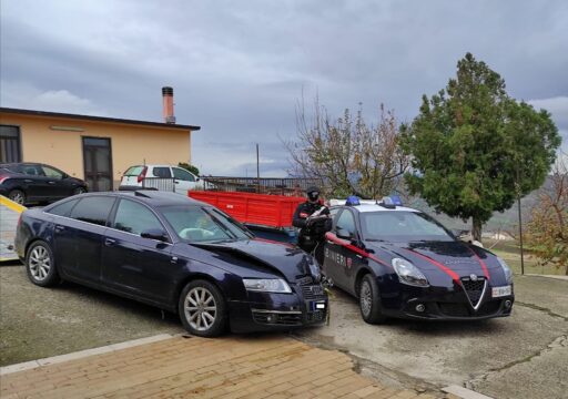 Furto al supermercato, i carabinieri inseguono e bloccano l’auto dei ladri