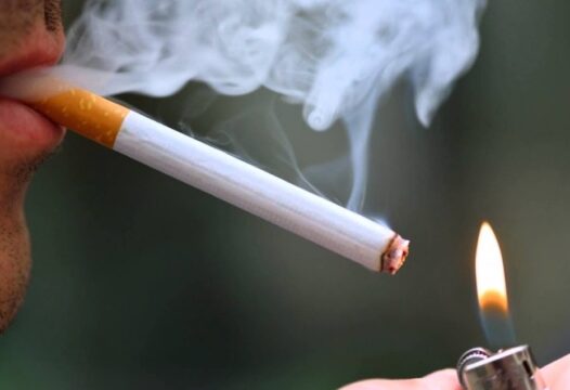 Emergenza covid, vietato fumare in strada