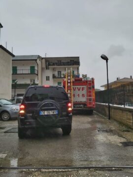 Cervinara, emergenza maltempo, vigili del fuoco all’opera in un palazzo in via Roma