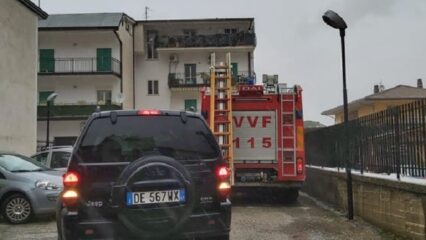 Cervinara, emergenza maltempo, vigili del fuoco all'opera in un palazzo in via Roma