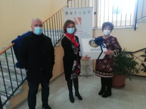 Rotondi, il Rotary Club dona le mascherina alla scuola
