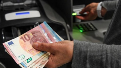 Badante infedele, sottrae il bankomat e si appropria di 1.600 euro