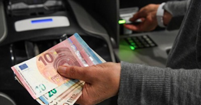Badante infedele, sottrae il bancomat e si appropria di 1.600 euro
