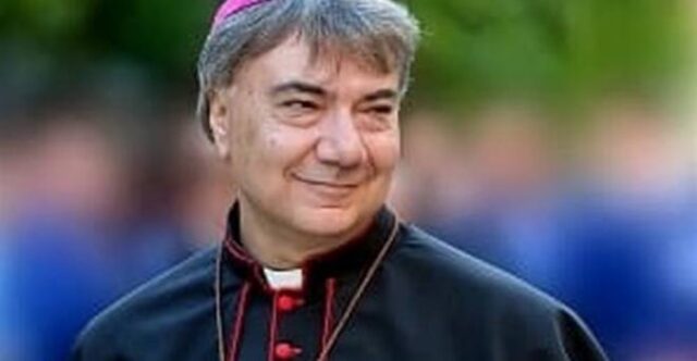 Il cardinale Sepe lascia. Arriva don Mimmo Battaglia