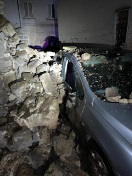 Valle Caudina: boato nella notte, crolla un rudere e i detriti colpiscno un'auto