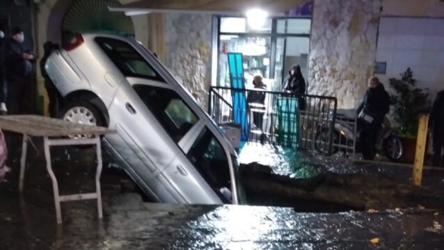 Cronaca: Si Apre Una Voragine Nel Manto Stradale E Inghiotte Un'auto