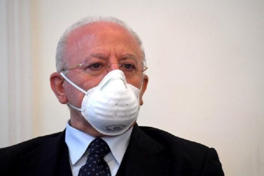 In Campania resta l’obbligo della mascherina all’aperto