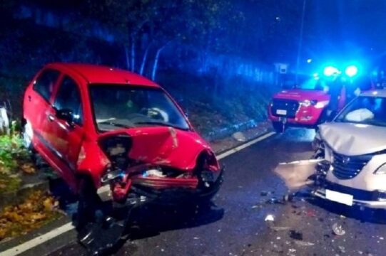Incidente frontale tra due auto: muore 48enne
