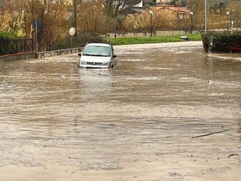 Montesarchio: straripa il torrente Tesa, auto sommerse e strade allagate