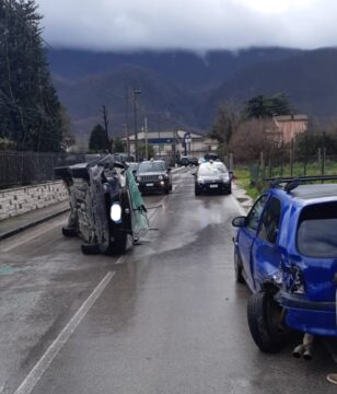 Cervinara: auto si ribalta in via San Marciano