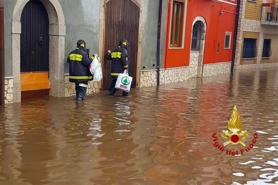 Allagamenti, vigili del fuoco al lavoro