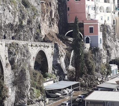 Amalfi: frana un costone, si scava fra le macerie